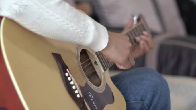 4K美女居家沙发学习弹吉他手部特写乐器2