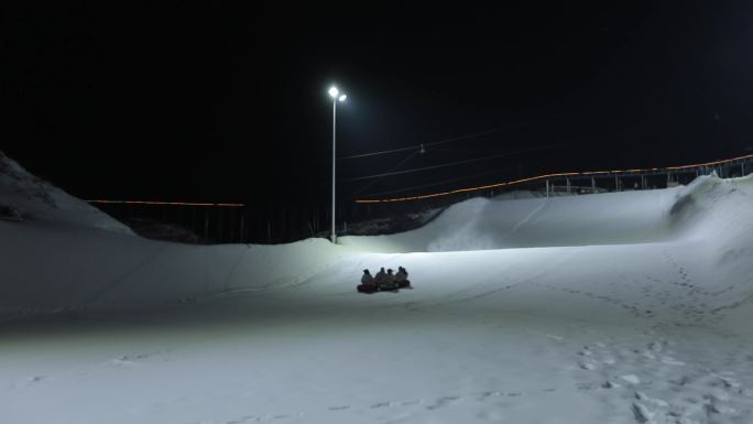 夜晚滑雪圈无