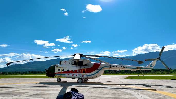 4K航拍民用机场停机坪直升机