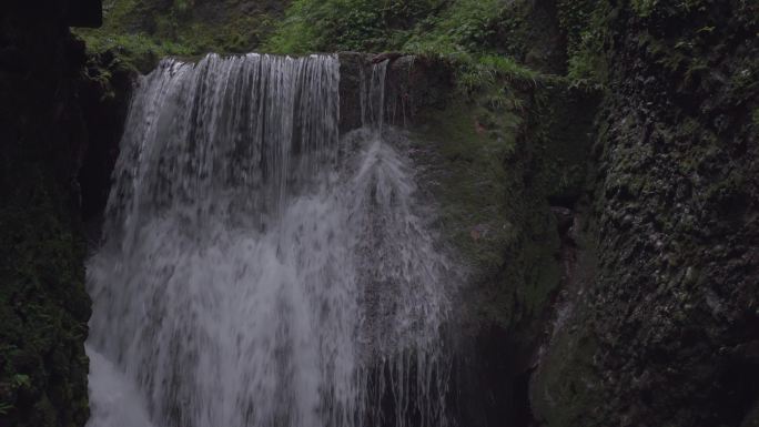 山谷山沟小瀑布清泉流水