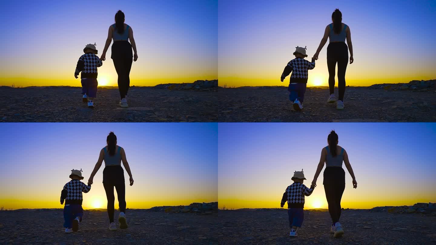 黄昏日落年轻妈妈牵着儿子散步唯美夕阳舒适