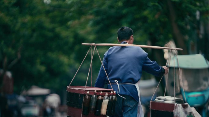 挑扁担叫卖 挑担子 街头叫卖 卖豆花