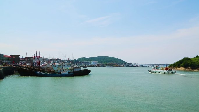 渔船出海 经济发展 港口码头 蓝天白云