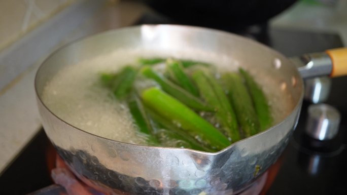 煮秋葵切秋葵做饭处理时蔬
