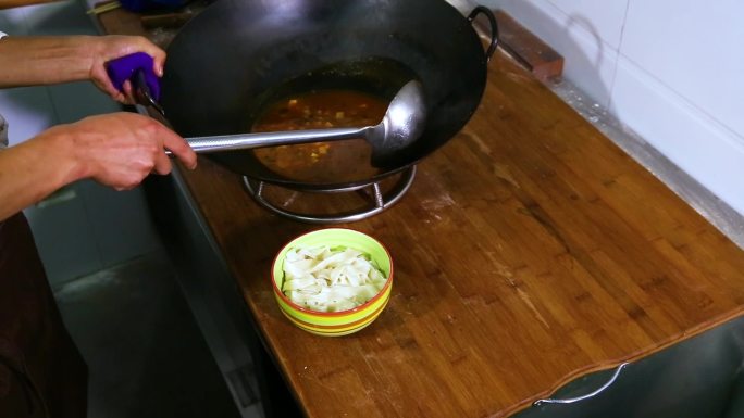 美食制作 厨师做饭 打卤面 面条制造