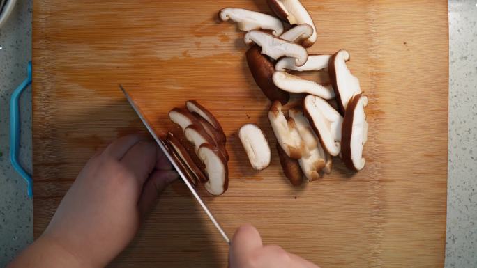 主妇清洗香菇切香菇