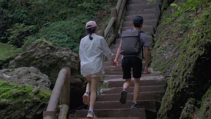 男女朋友情侣手拉手登山旅游