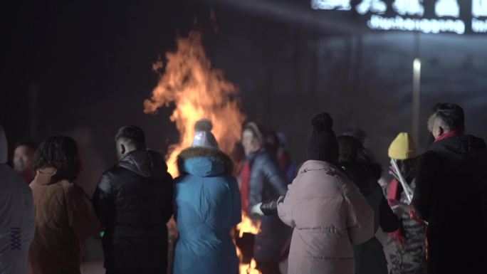 雪地上的篝火晚会