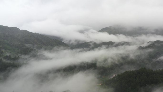 云海村庄竹林山外青山连绵起伏秀丽