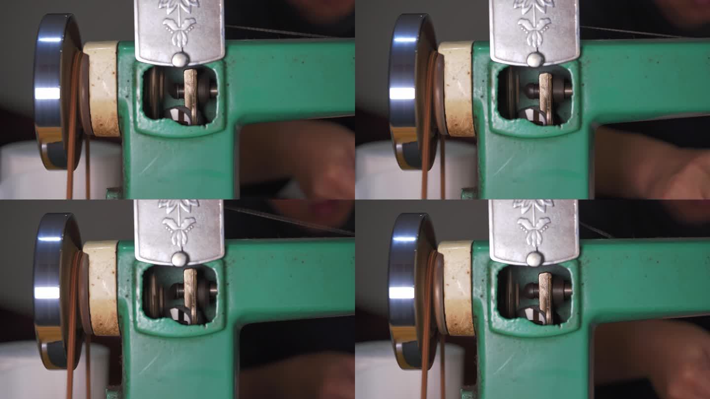 一台传统老式缝纫机在运转时内部的传动轴