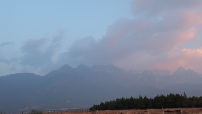 玉龙雪山日出，日照金山云