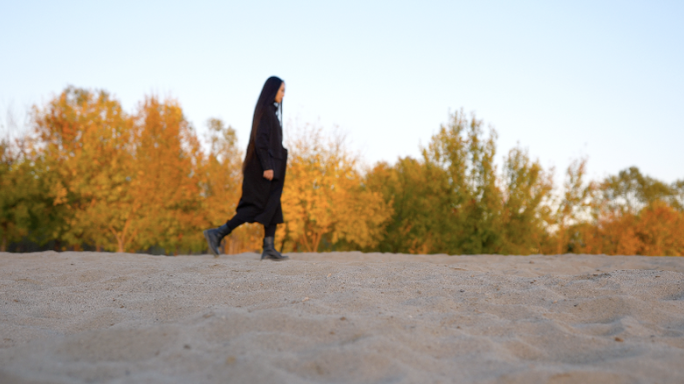 长发女生行走沙漠 升格脚步特写