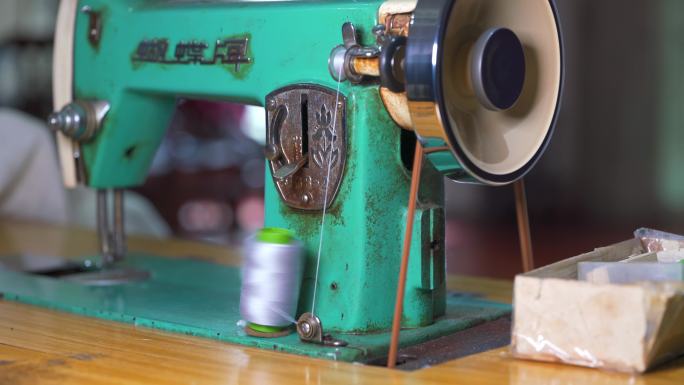一代传统老式缝纫机在运作时的转轮特写