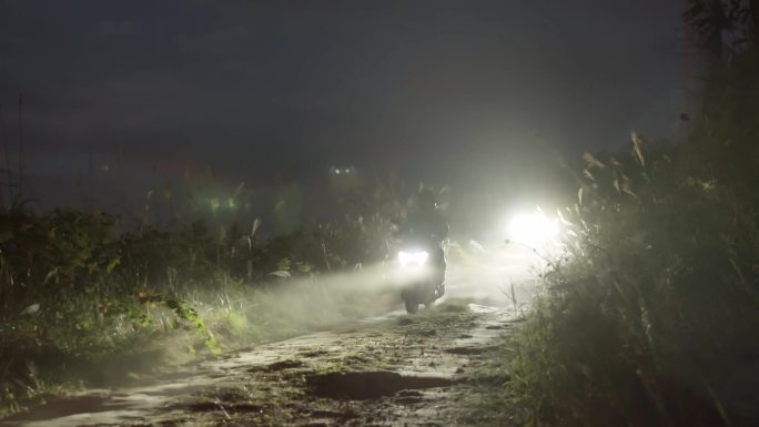 夜晚摩托车骑行在山路上