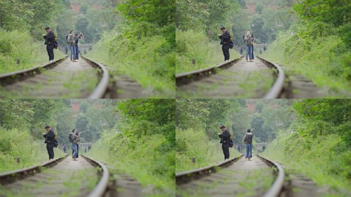 情侣在铁路上拍照游玩