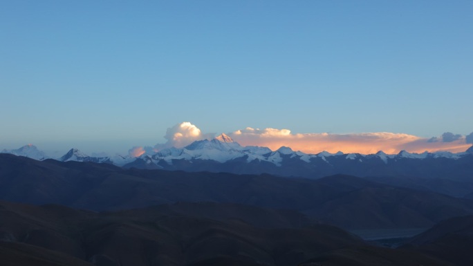 珠穆朗玛峰，珠峰日照金山