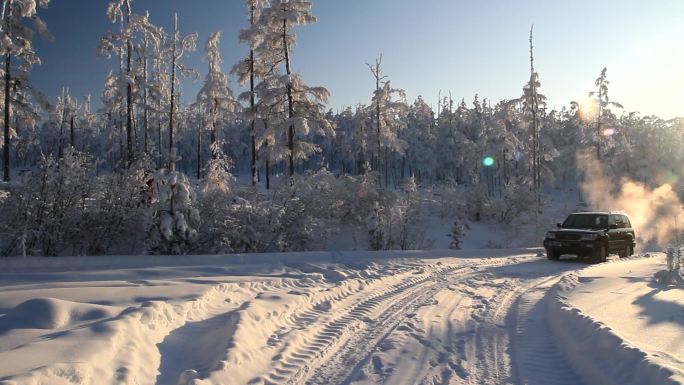 大兴安岭冬季雪路越野车