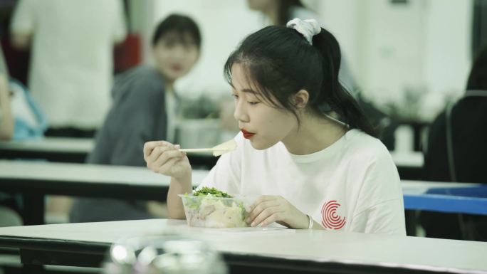 女学生食堂吃饭食堂校园午饭打饭孤独高中