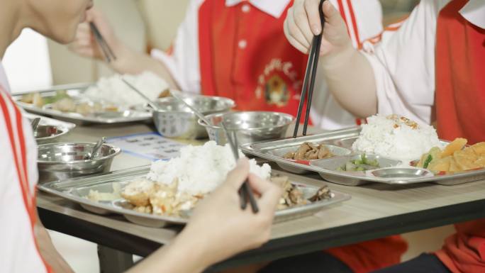 食堂打饭吃饭排队高中食堂小学食堂排队打饭