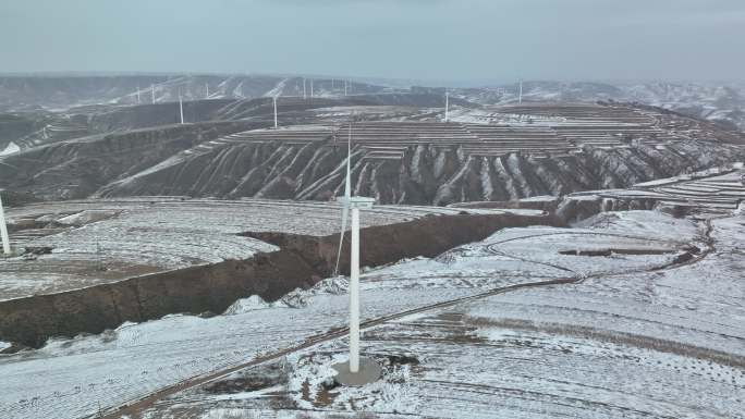 黄土高原 雪景 风力发电机
