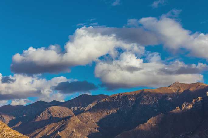 西藏拉萨后山早上的风云