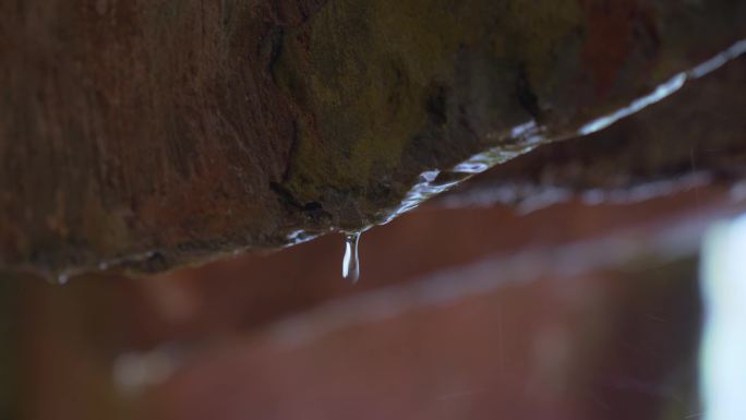 瀑布洞内滴水流水