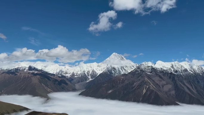 甘孜藏族自治州美丽的雪山之巅