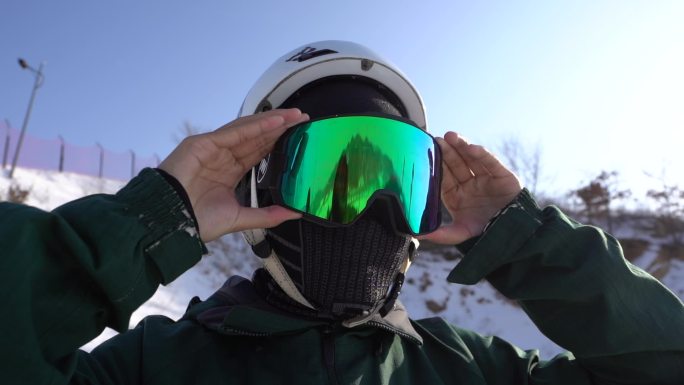 滑雪青年带上防护镜