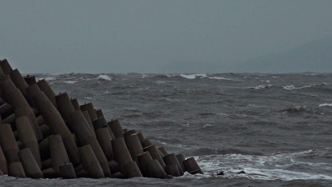 台风过后大海海浪防浪堤坝波涛海鸥浪花