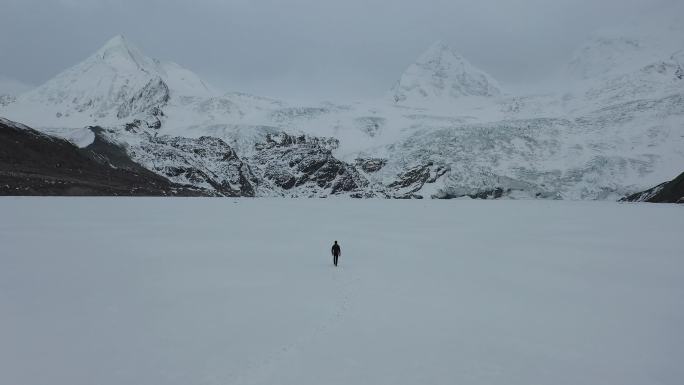 航拍一个人行走在结冰的萨普冰川湖面上