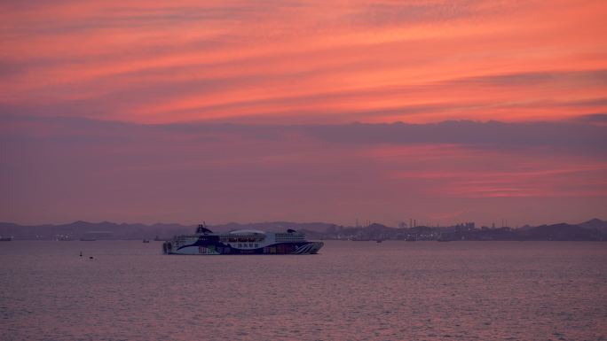 海湾 城市 轮船 渔船