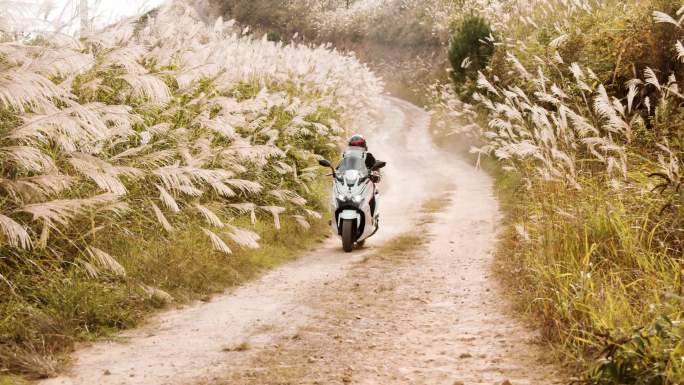 踏板摩托车在山路上骑行