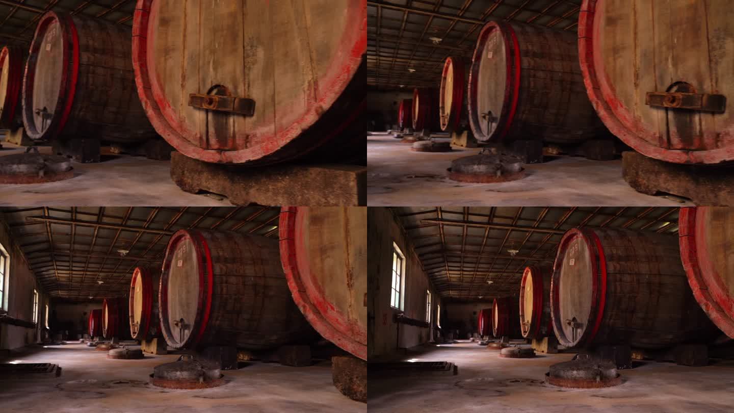 木桶里充满葡萄酒的亚洲第一窖