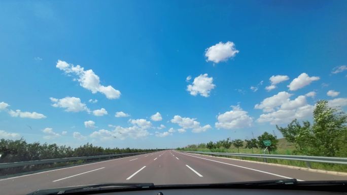 行驶在公路上窗外的蓝天白云