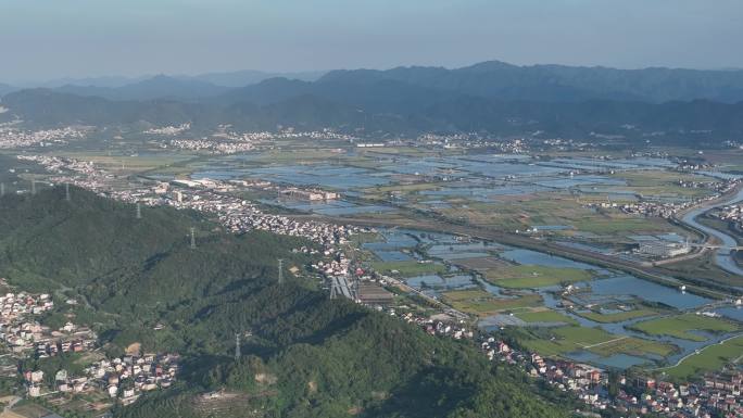 航拍江南浙江绍兴诸暨白塔湖秋天稻田新农村