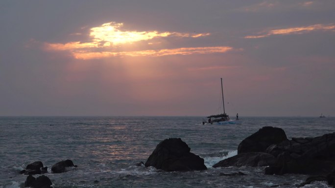 帆船海上日落大海海面落日余晖红霞满天