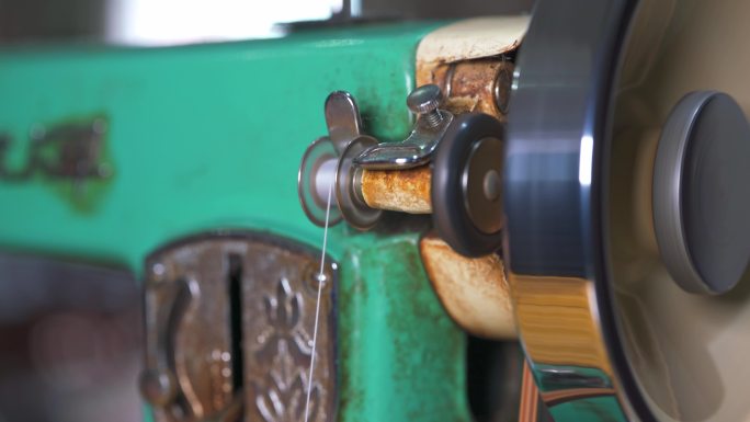 一台传统老式缝纫机在运作时的线槽特写