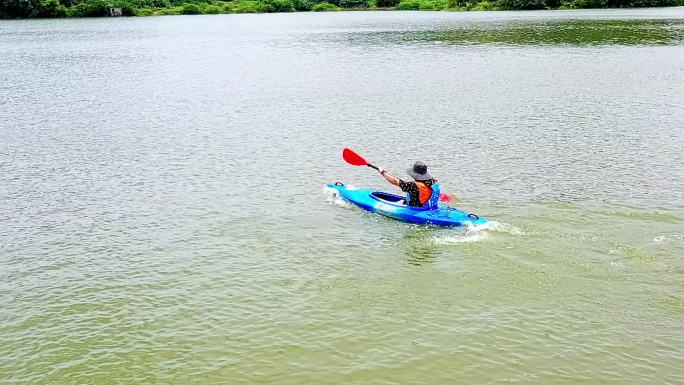 升格航拍单人皮划艇水上运动比赛