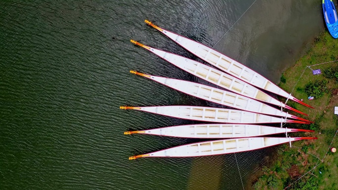 4K航拍停泊在乡村湖边的小型龙舟
