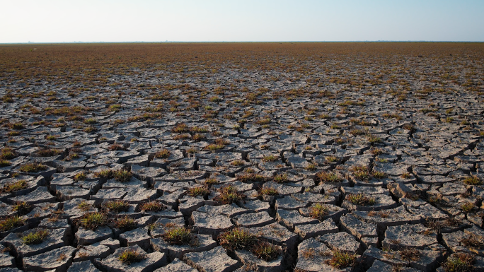 荒漠龟裂的大地干燥干枯航拍