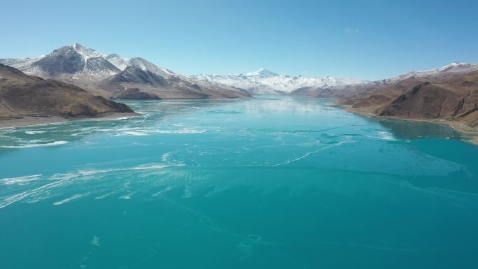 西藏羊湖浮冰雪山