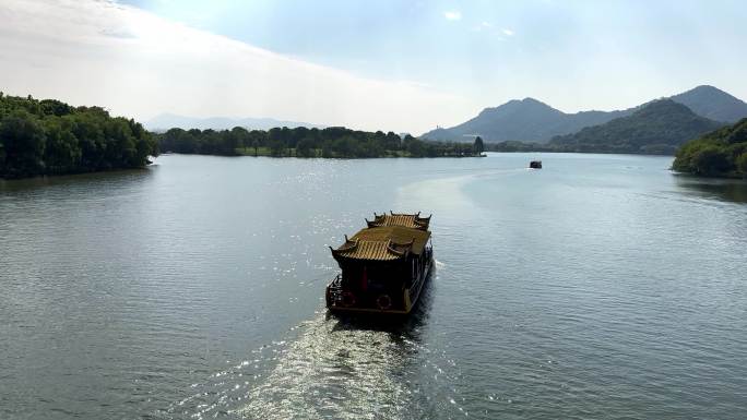5A级旅游景区湘湖里的游船缓慢驶离