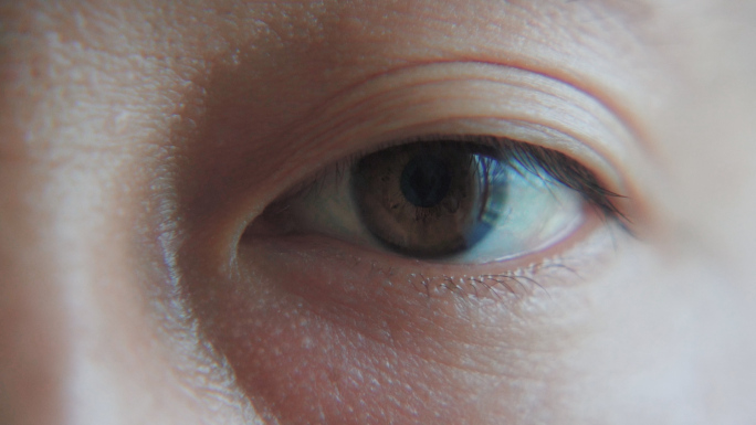 男人眼睛特写沧桑的眼睛眨眼睛眼球瞳孔广告