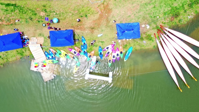 俯瞰停泊在乡村湖边的小型龙舟 七彩皮划艇