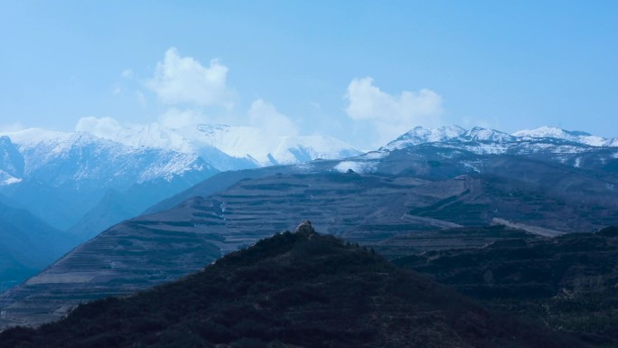 雪山下的青海大通明长城