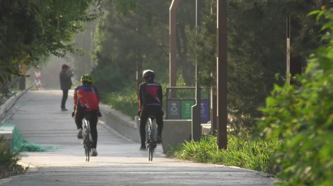 奔跑早晨活力绿色树林公园幸福生活骑行骑车