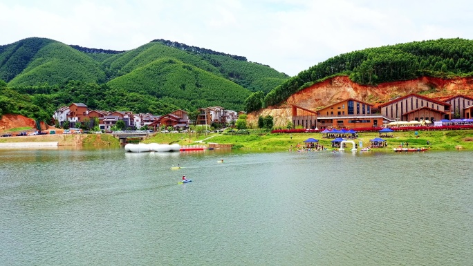 4K航拍南国乡村山东水库皮划艇比赛活动