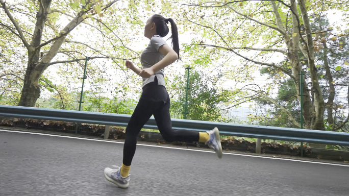 美女公园林荫道跑步-晨跑锻炼身体运动健康