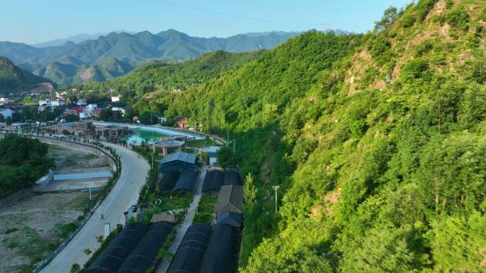 大山里的黑色种植大棚