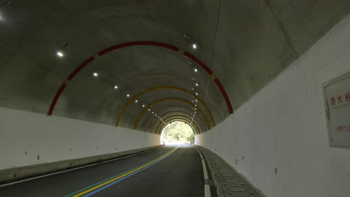 行走在隧道里